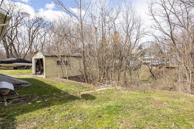 view of yard featuring an outbuilding
