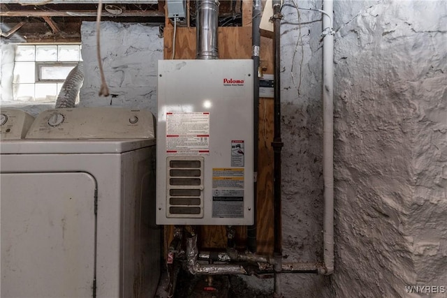 utility room featuring water heater and washing machine and clothes dryer