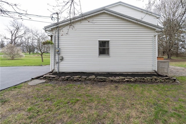 view of side of property featuring a yard