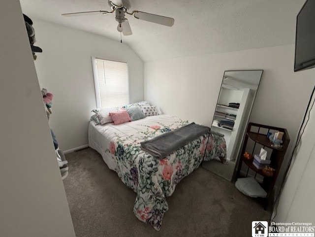 bedroom with lofted ceiling, a textured ceiling, carpet flooring, and a ceiling fan