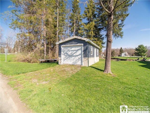 view of outbuilding with driveway and an outbuilding