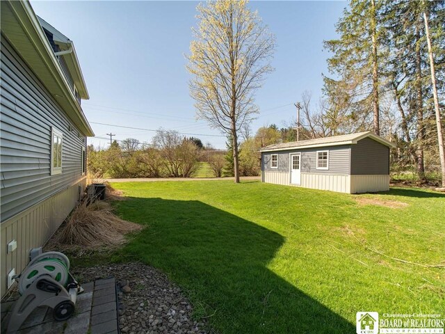 view of yard with an outdoor structure