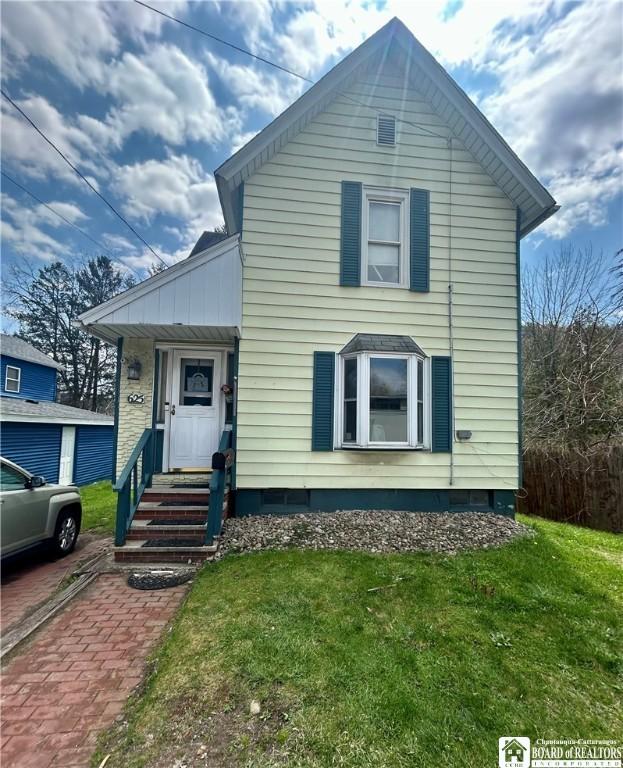traditional home featuring crawl space and a front yard