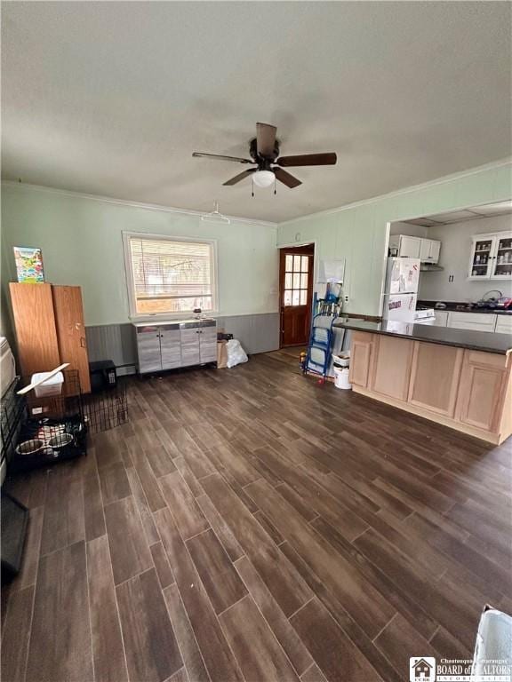 living room with ceiling fan, dark wood-style floors, and ornamental molding