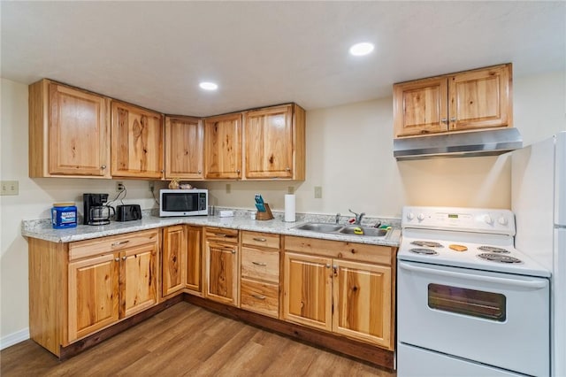 kitchen featuring a sink, stainless steel microwave, wood finished floors, under cabinet range hood, and white range with electric cooktop