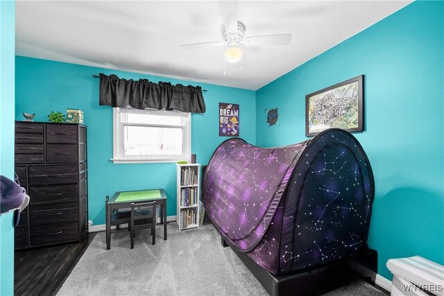 bedroom with a ceiling fan and baseboards