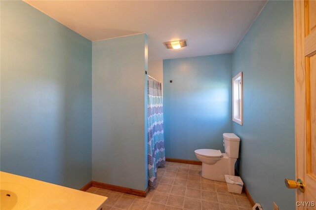 bathroom featuring baseboards, a shower with shower curtain, and toilet