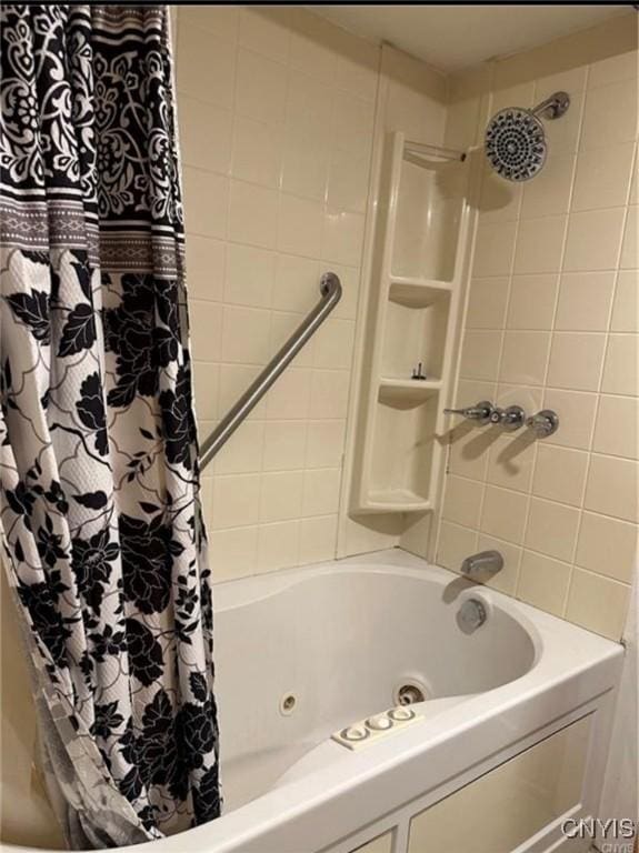 full bath with shower / tub combo with curtain
