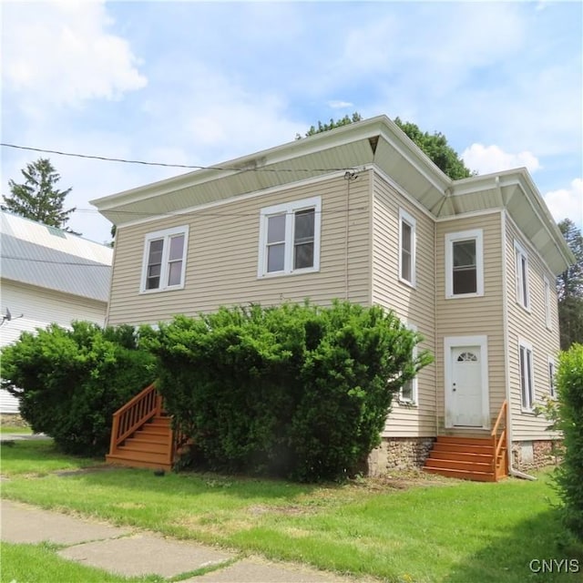 view of front of home featuring a front lawn