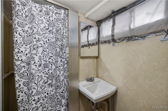 bathroom featuring a sink