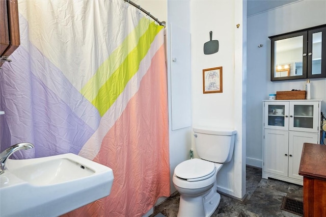full bathroom featuring toilet, baseboards, a shower with shower curtain, and a sink