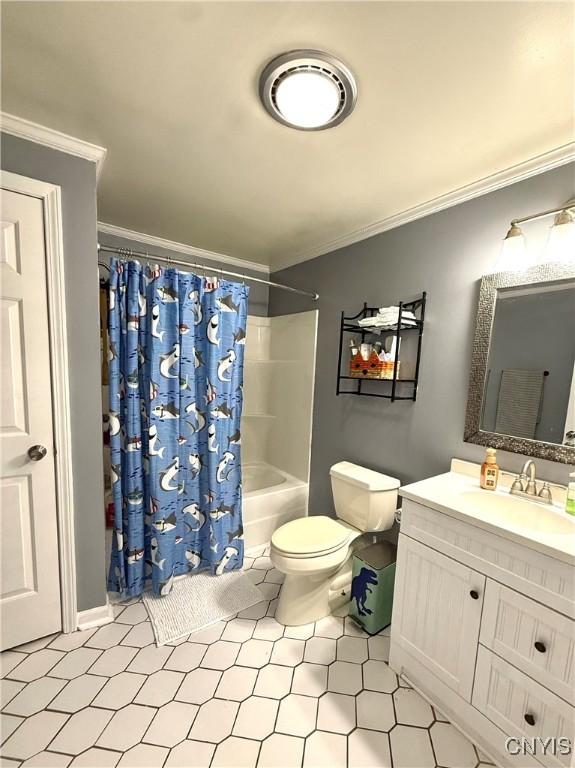 full bath featuring vanity, toilet, crown molding, and shower / tub combo with curtain