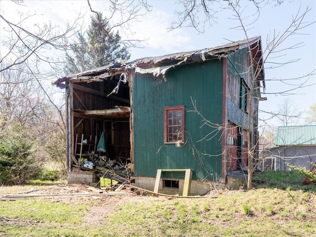 view of outbuilding