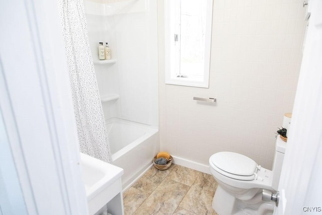 full bathroom featuring shower / tub combo with curtain and toilet