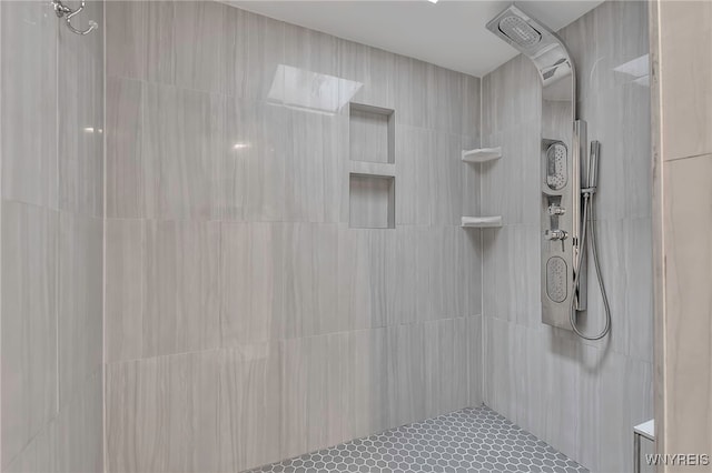 full bath with tiled shower