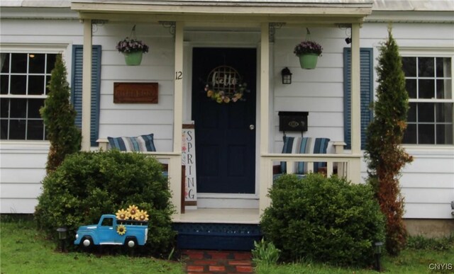 doorway to property with covered porch