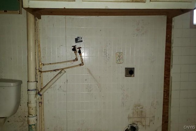 24 Railroad St, Elbridge, NY 13080 - laundry area featuring tile walls and laundry area