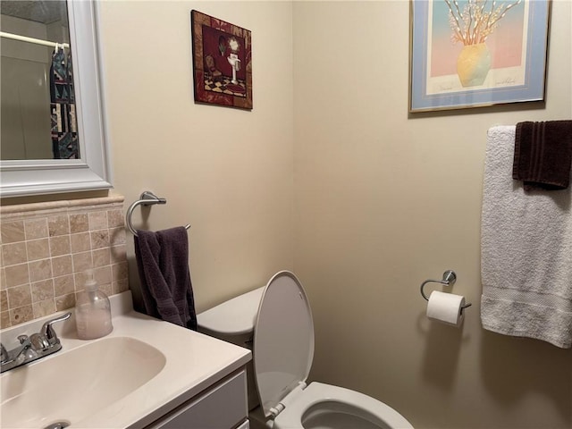 full bathroom with vanity, decorative backsplash, a shower with shower curtain, and toilet