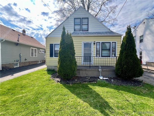 view of front of home with a front lawn