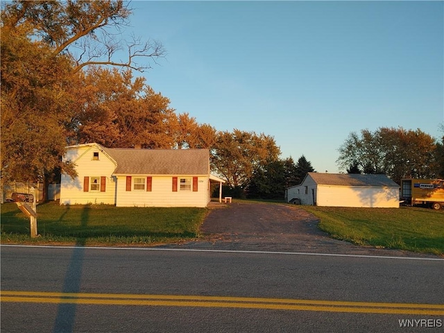 view of front of house featuring a front lawn and aphalt driveway
