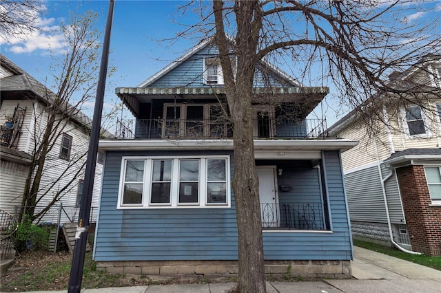 view of front of property featuring a balcony