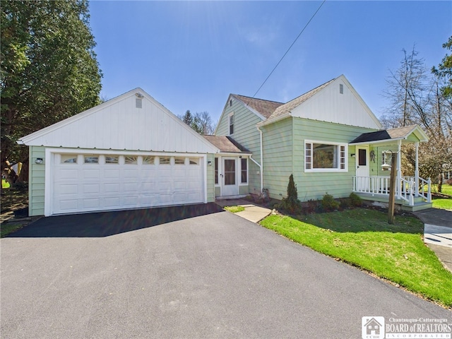 view of front of property featuring board and batten siding and a front lawn