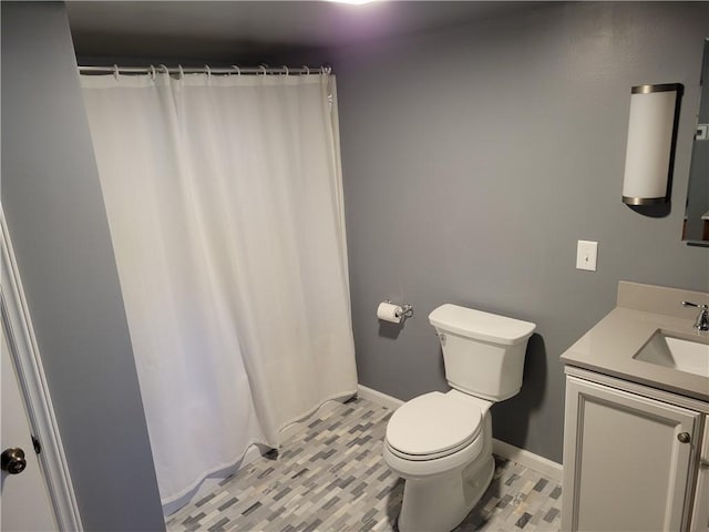 full bath featuring toilet, baseboards, a shower with shower curtain, and vanity