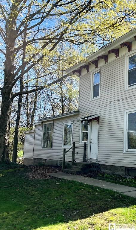 view of front of home featuring a front lawn
