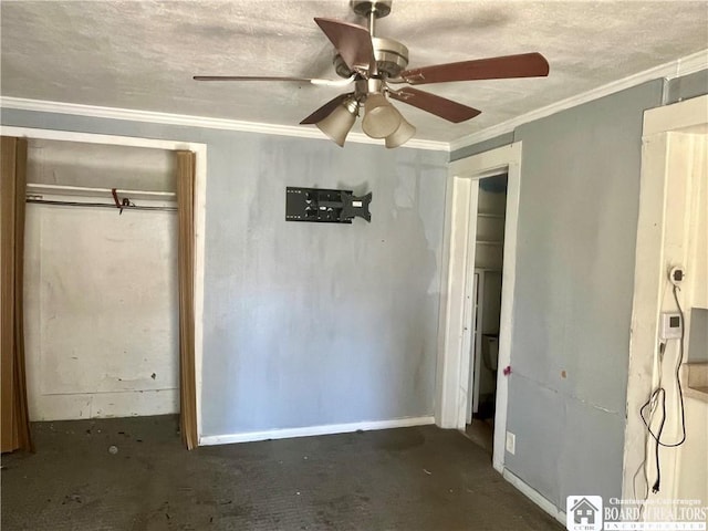 unfurnished bedroom with a textured ceiling, ceiling fan, ornamental molding, and a closet