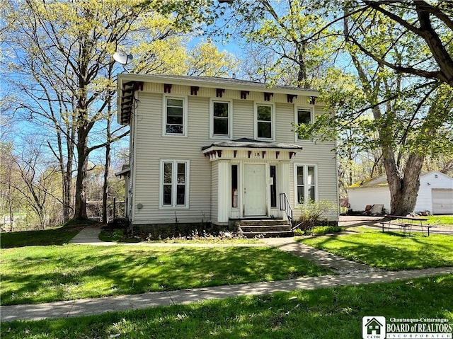 italianate-style house featuring a front lawn