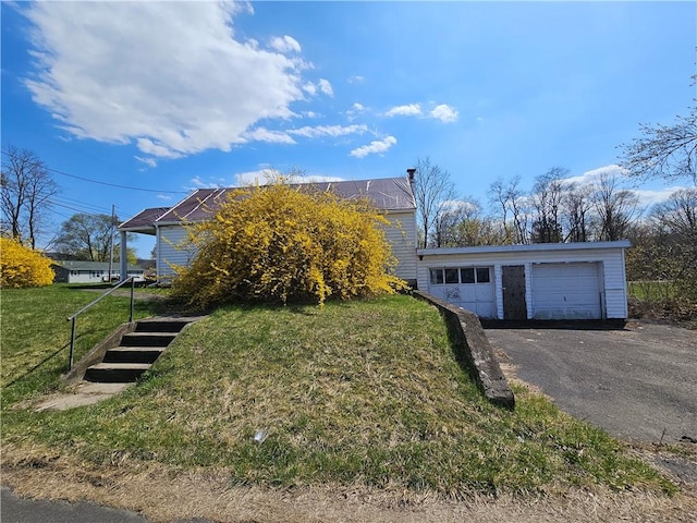 view of front of home featuring a front lawn