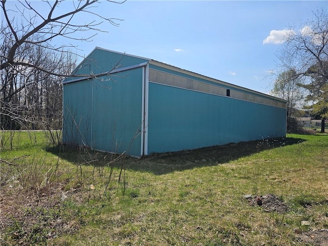 view of pole building featuring a lawn