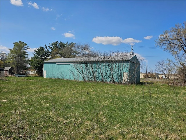 view of yard with an outbuilding
