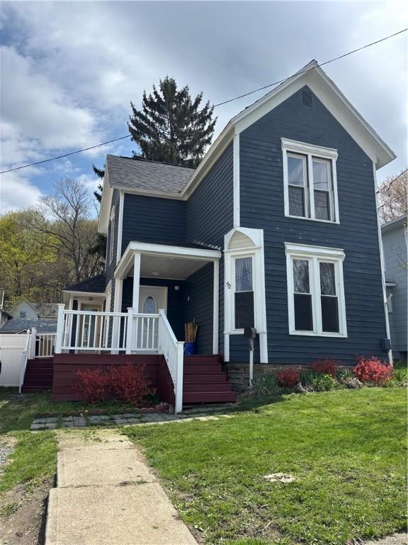 view of front of home featuring a porch and a front yard