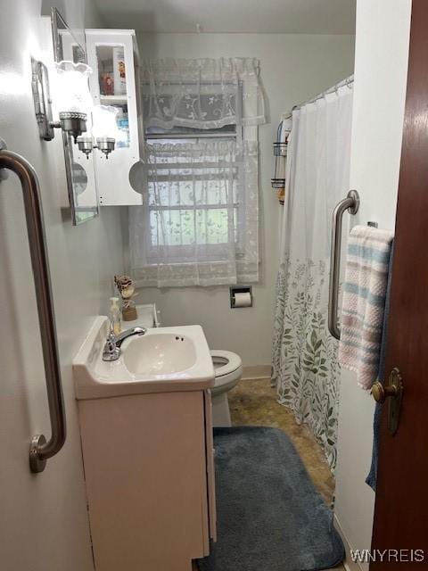 full bath with toilet, curtained shower, vanity, and baseboards
