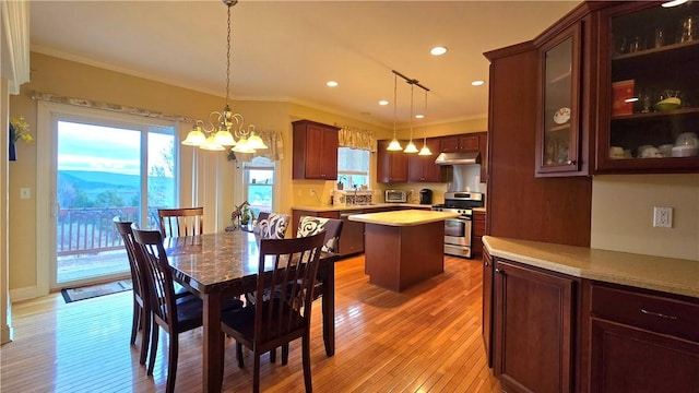 dining area with light wood-type flooring, crown molding, a notable chandelier, and recessed lighting
