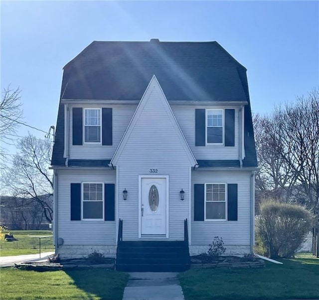view of front facade with a front lawn