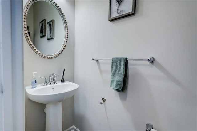bathroom featuring a sink