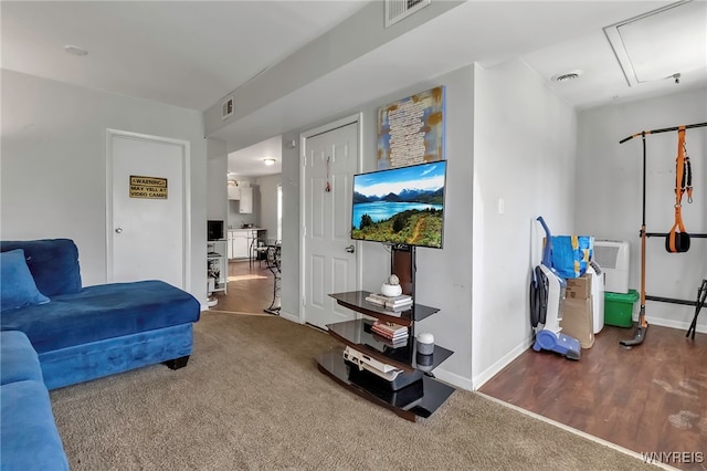 living area with baseboards, visible vents, and carpet flooring