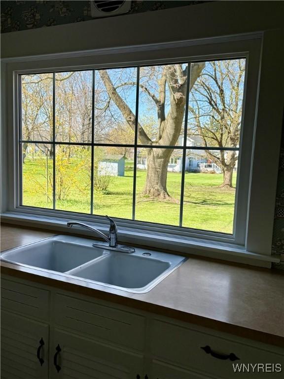 room details featuring a sink