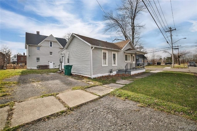 1001 Garden Ave, Niagara Falls, NY 14305 - view of side of property featuring a porch, central AC unit, and a yard