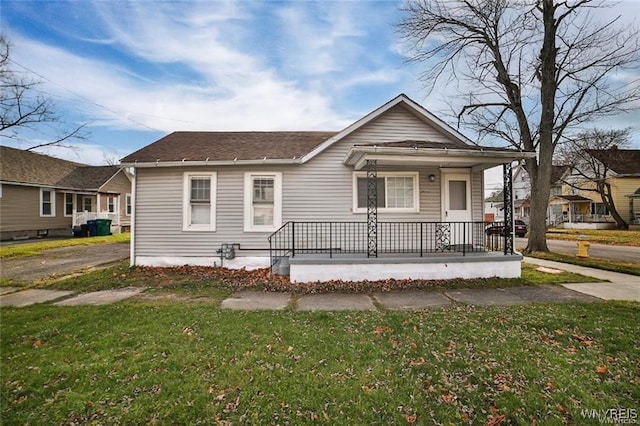 1001 Garden Ave, Niagara Falls, NY 14305 - bungalow featuring a porch, a shingled roof, and a front lawn
