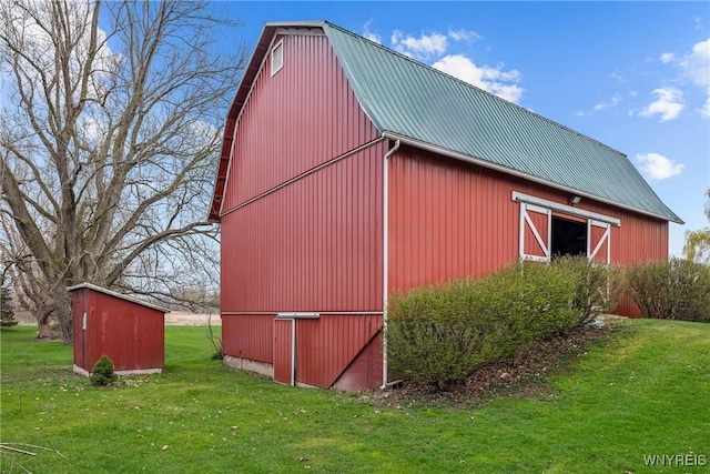 view of barn with a yard