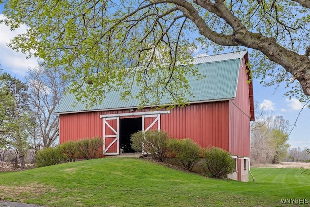 view of barn featuring a yard