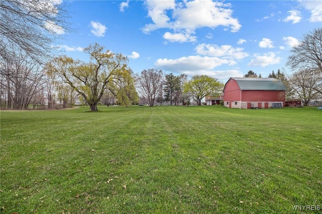 view of yard featuring an outbuilding and a barn