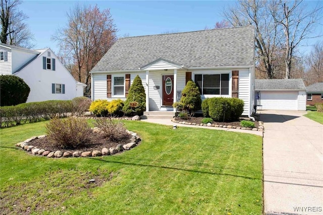 view of front of property featuring an outdoor structure, a garage, roof with shingles, and a front yard