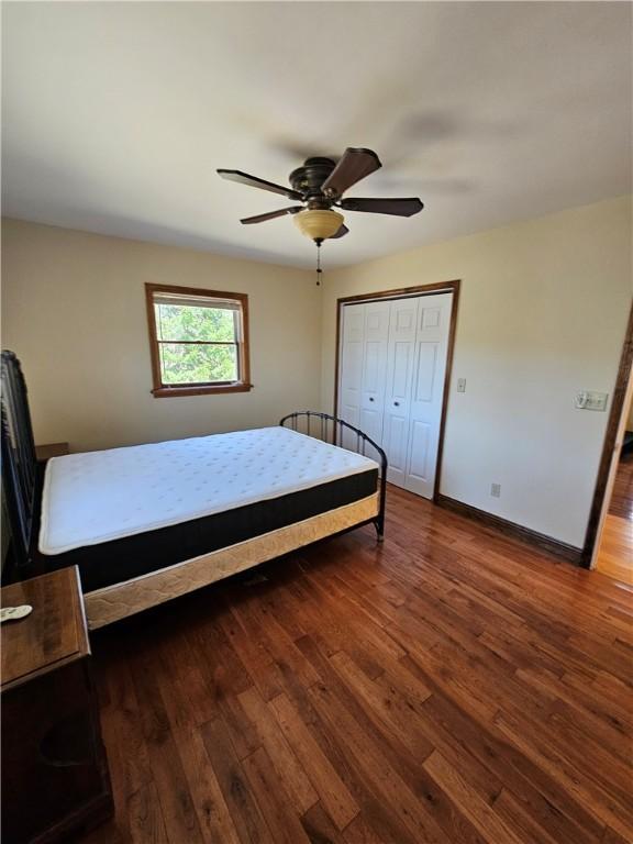 bedroom with wood finished floors, ceiling fan, and baseboards