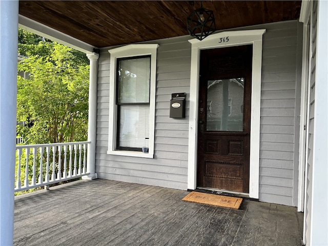 entrance to property featuring a porch