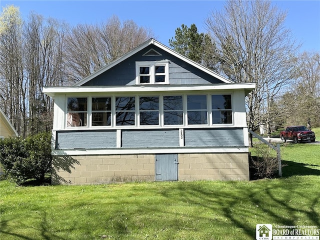 back of house featuring a lawn