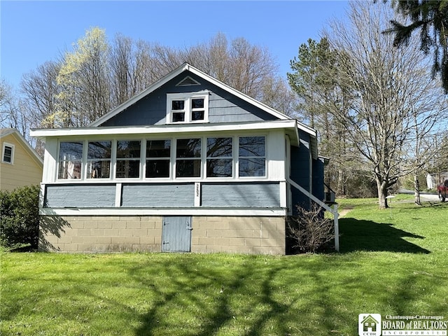 back of house featuring a yard